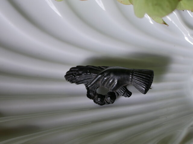 モーニングジュエリー ブーケを持つハンド アンティークブローチ