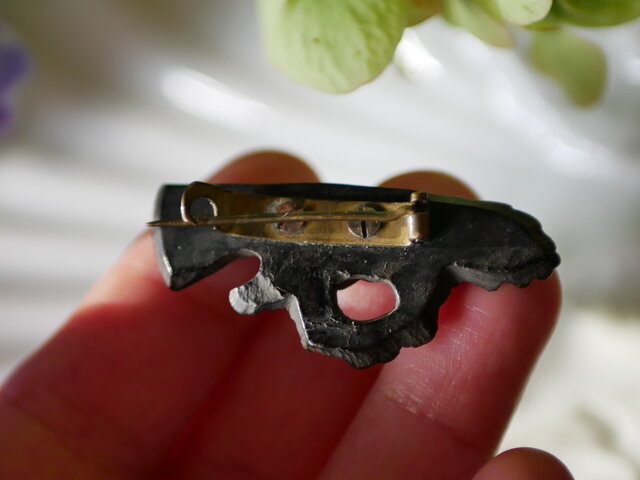 モーニングジュエリー ブーケを持つハンド アンティークブローチ