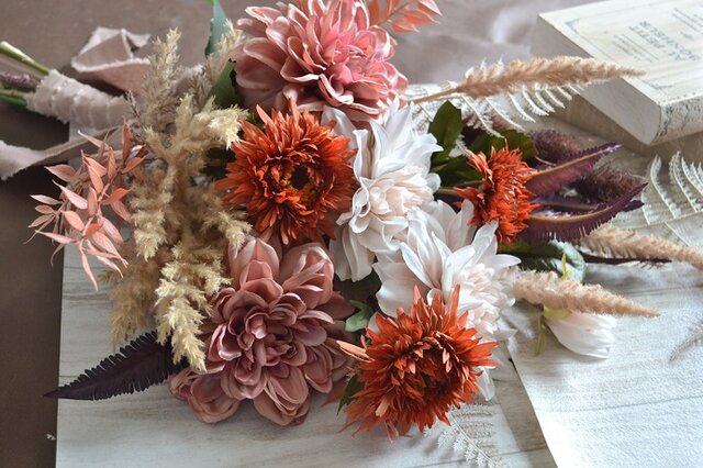 テラコッタ系 クラッチブーケ ブートニア付き テラコッタのダリア秋クラッチブーケ＊ブートニア | iichi 日々