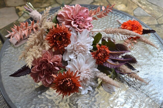 テラコッタのダリア秋クラッチブーケ＊ブートニア | iichi 日々の