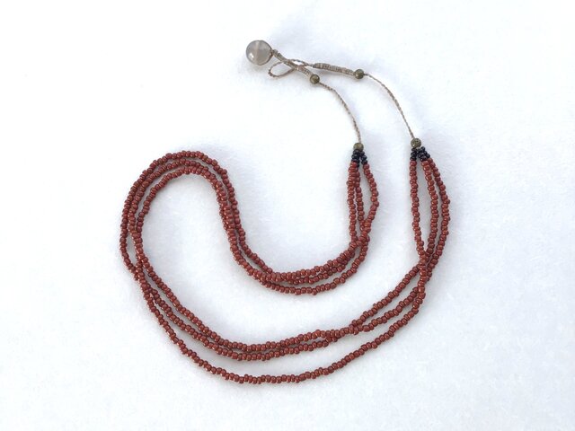 ビーズの3連ネックレス［赤茶］ 【受注制作】／ ガラスビーズ