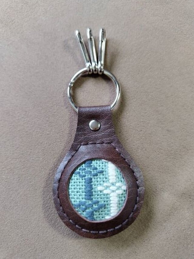 こぎん刺しキーホルダー■焦げ茶×錆グリーン（渋）