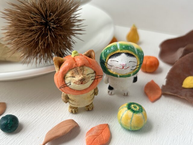 カボチャをかぶった猫さん（白黒ハチワレ） | iichi 日々の暮らしを