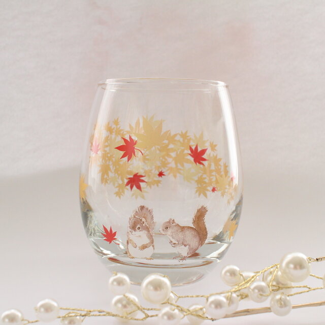 リスさんと紅葉舞うグラス | iichi 日々の暮らしを心地よくする