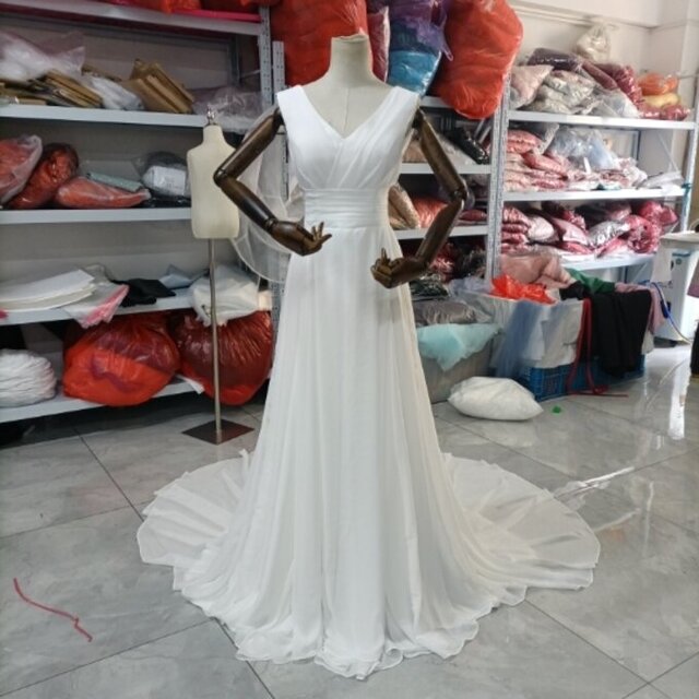 ウェディングドレスウェディングドレス Vネック 編み上げ ロングトレーン プリンセスライン 結婚式