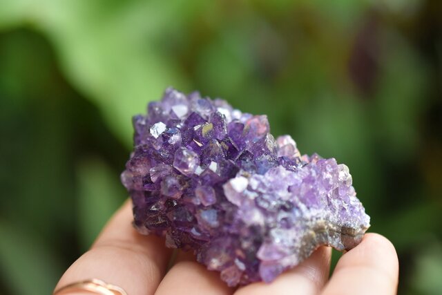 アメジスト原石　1,460g Ｈ135cm 宝石 アメジスト原石1.6KG