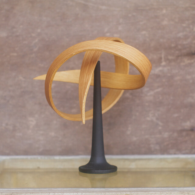 曲げ木のオブジェ /空気観測器 展示台付 | iichi 日々の暮らしを