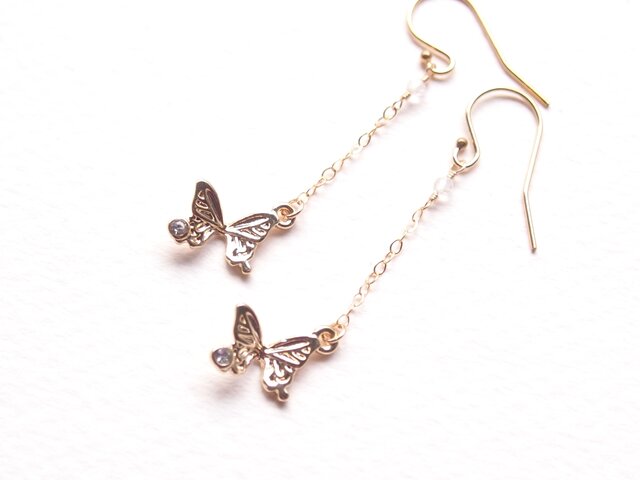 小さな蝶々のピアス（14kgf）／イヤリング | iichi 日々の暮らしを