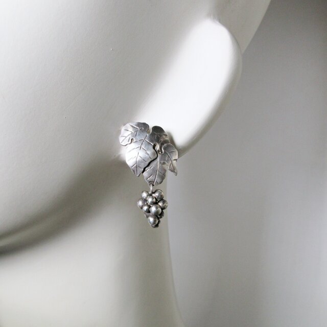 葡萄の房が揺れるシルバーピアス
