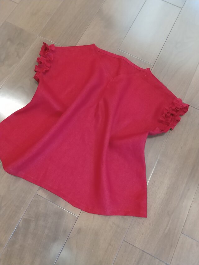 キレイなレッドリネンチビフリル袖トップス