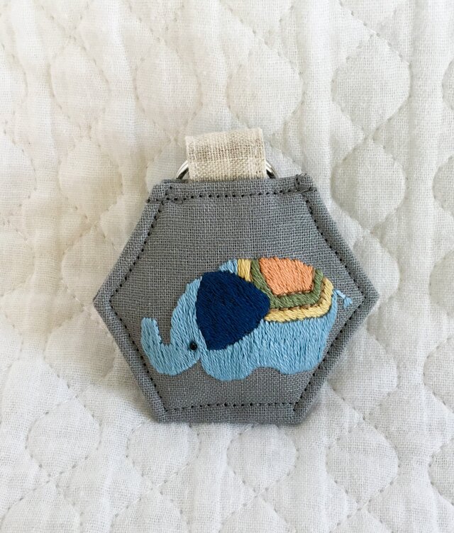 刺繍のキーホルダー（六角形・三色展開） | iichi 日々の暮らし