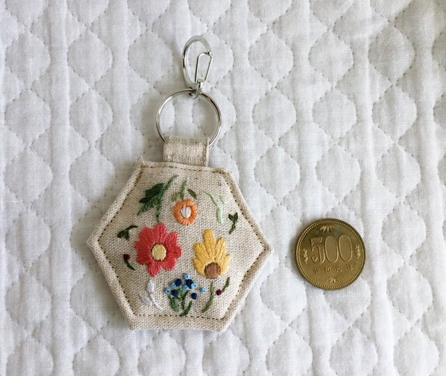 専用❣️ロラライハリス刺繍　エンブクロス生地　刺繍ハンドメイド　キーホルダー ロラライハリス刺繍データ エンブクロス生地 刺繍ハンドメイド