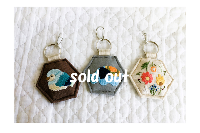 刺繍のキーホルダー（六角形・三色展開） | iichi 日々の暮らし
