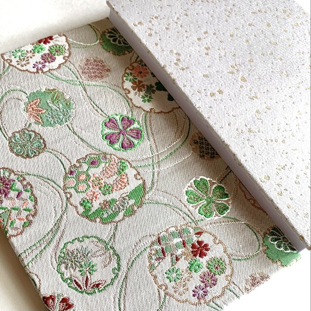 『雪輪桜』　金襴織物御朱印帳　金襴織物　桐生金襴織物　B6大判サイズ　雪輪　桜　菊　吉祥文様　蛇腹御朱印帳　桐生織物