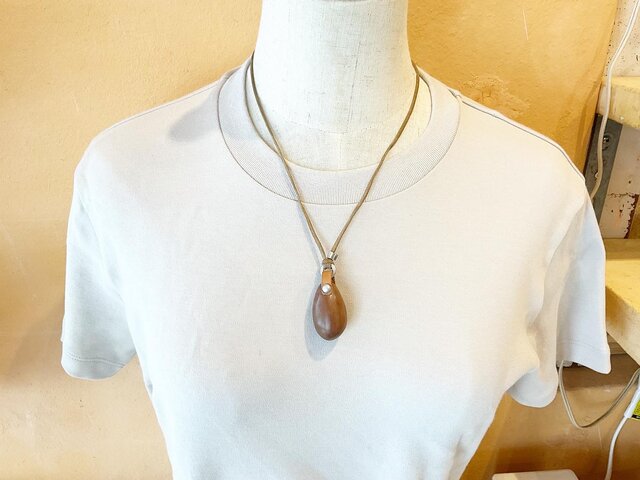 天然の木材で作った一点物のネックレス！ | iichi 日々の暮らしを