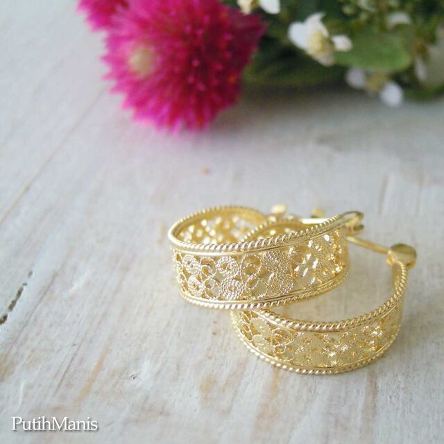 透かしが繊細な銀線細工のレースのフープピアス・ゴールド（ニッケル