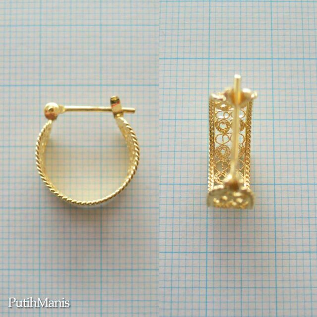 透かしが繊細な銀線細工のレースのフープピアス・ゴールド（ニッケル