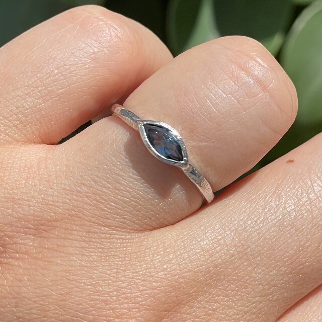 ロンドンブルートパーズ マーキスカット 8×4 伏せ込み留め