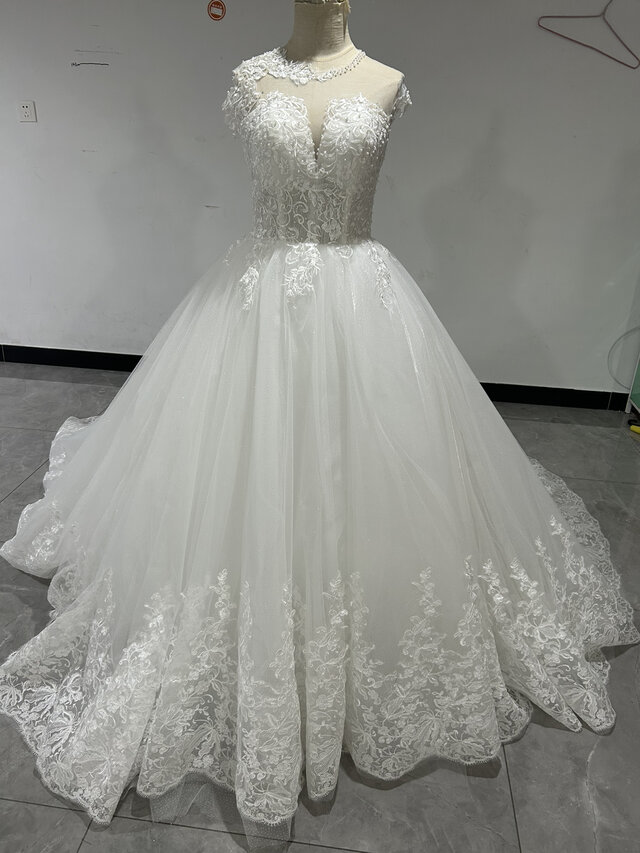 憧れのドレス ウエディングドレス ラウンドネック オフホワイト キラキラチュール プリンセスライン 花嫁 披露宴/結婚式