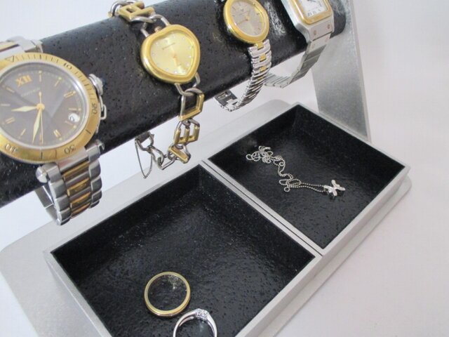 ドライバーで角度を変えることが出来る腕時計スタンド　ダブルでかいトレイ付き ドライバーで角度を変えることが出来る腕時計スタンド ダブル