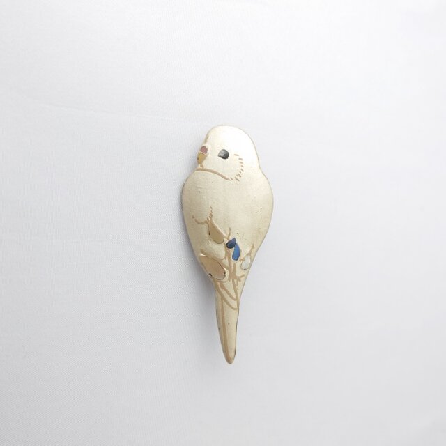 セキセイインコ(全銀)見返り羽根螺鈿 漆ブローチ