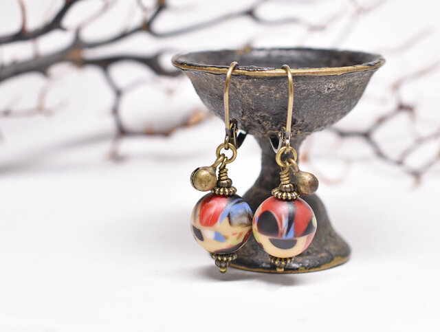 レトロな雰囲気のアンティークボヘミアビーズと民族鈴のピアスⅠ