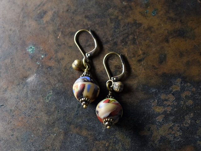 レトロな雰囲気のアンティークボヘミアビーズと民族鈴のピアスⅠ