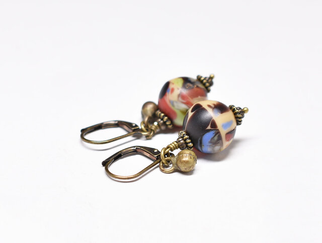 レトロな雰囲気のアンティークボヘミアビーズと民族鈴のピアスⅠ