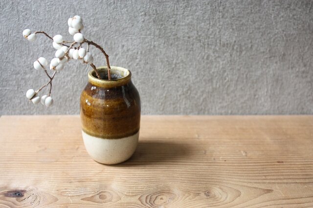 掛分け花瓶（茶白/小） | iichi 日々の暮らしを心地よくする