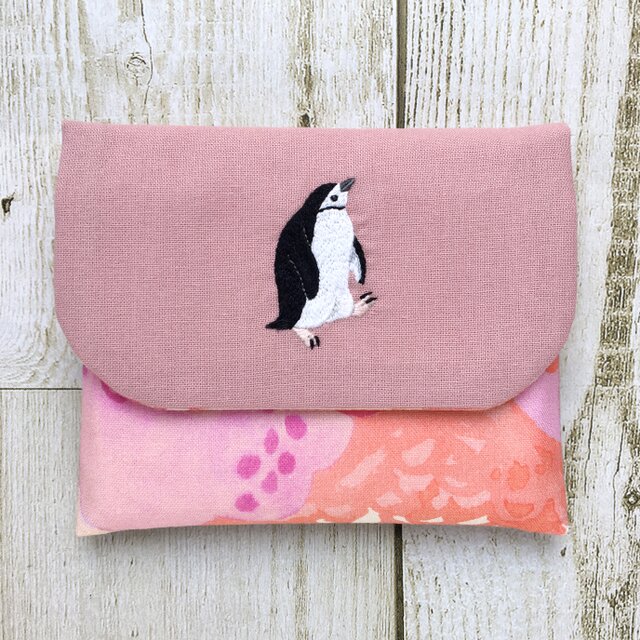 ぽんやりヒゲペンギンの刺繍ポケットティッシュケース | iichi 日々の