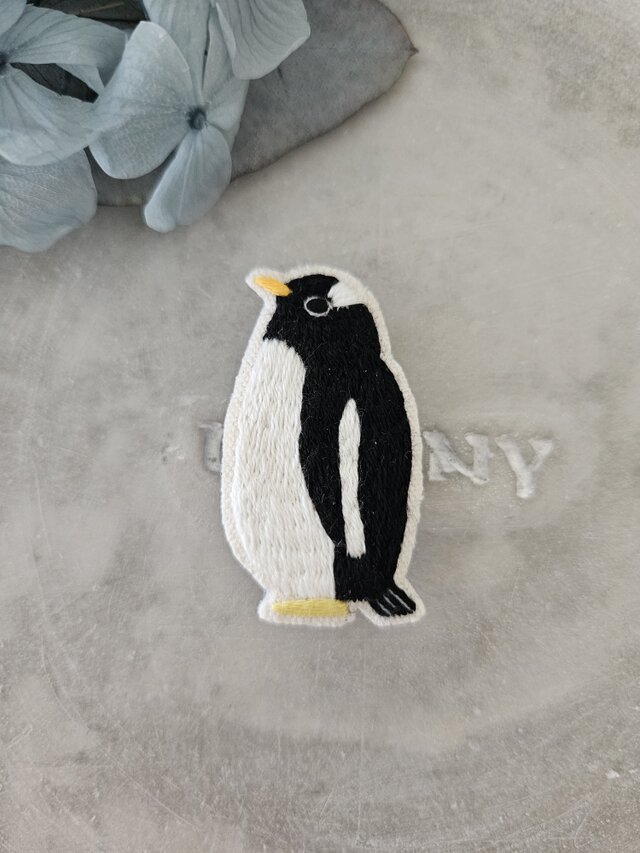 ジェンツーペンギン刺繍ブローチ | iichi 日々の暮らしを心地よくする 