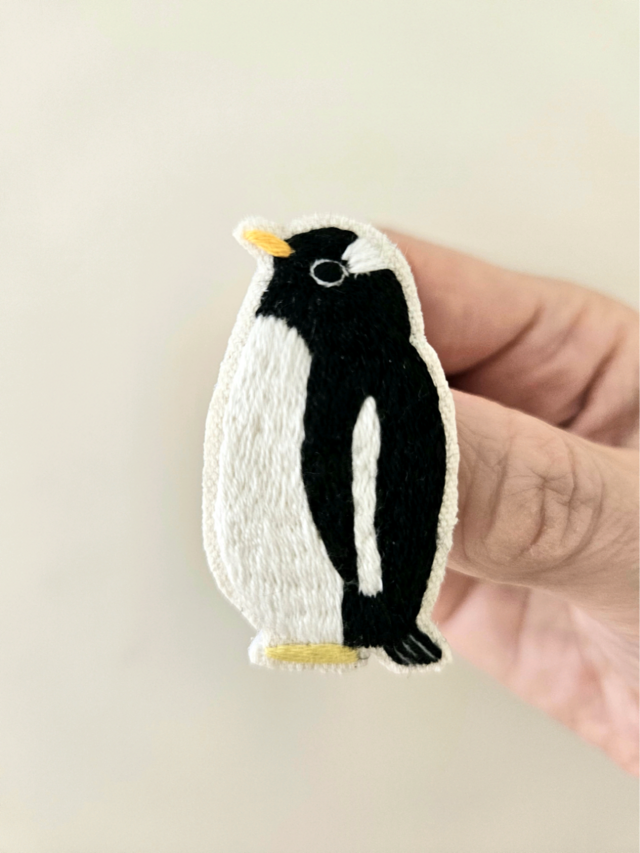 手刺繍ブローチ ペンギンＡ - 財布・ケース・小物入れ