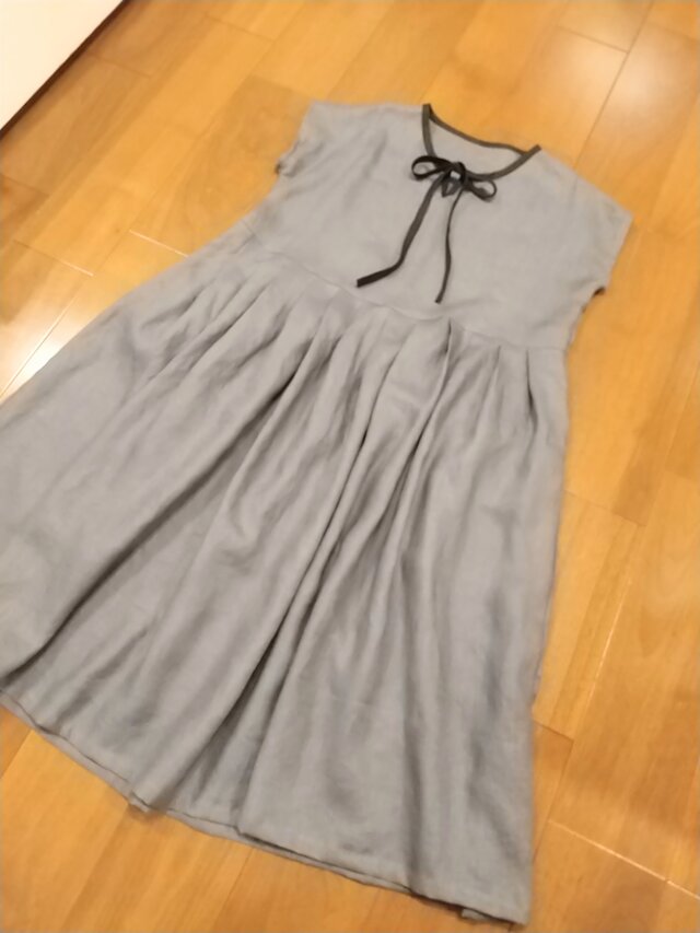 チャコールグレーリネンタックワンピース
