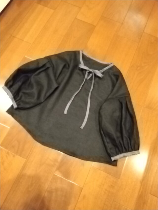 ブラックリネンパフスリーブトップス