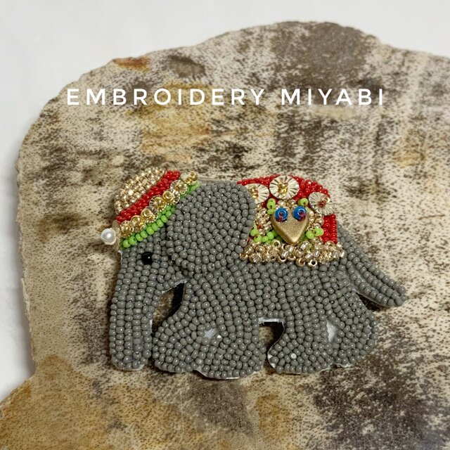 インド象のブローチ M ビーズ刺繍 (リュネビル刺繍) | iichi 日々の