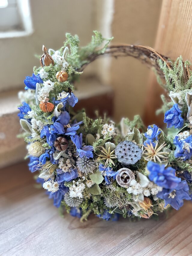 春の青い花とアンティーク紫陽花の三日月リース。ドライフラワーリース。紫陽花リース