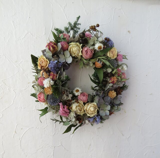 再販3）秋の実とお花のリース | iichi 日々の暮らしを心地よくする