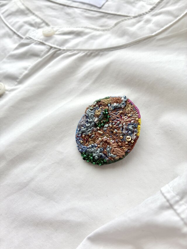"coming autumn" 実はカラフルなオーバル刺繍ブローチ