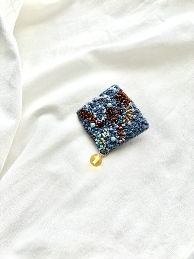 "blue amulet " 刺繍スクエアブローチ