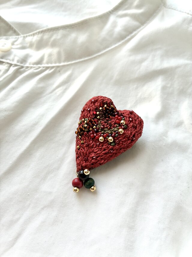 ころんとしたウッドビーズゆれる セピア色(赤茶色)のハート刺繍