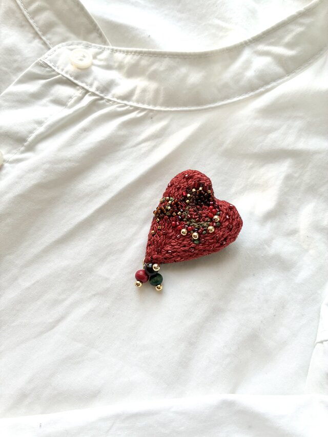 【ペパーミントヨーゼフ】オートクチュールビーズ刺繍　赤ハートピアス&PIN 赤いハートのビーズ刺繍ブローチ ブローチ snow garden 通販