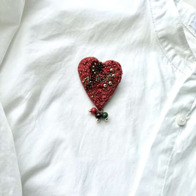 受注製作＊ビーズ刺繍ブローチ【ハートのバリエーション.10/赤