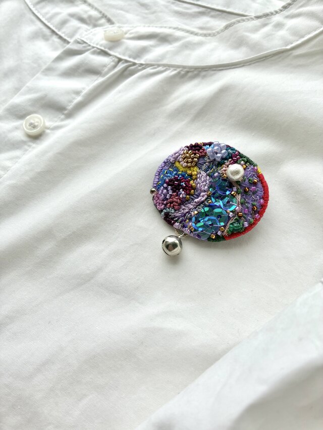 　"autumn joy!"　秋を楽しむカラフルな　刺繍オーバル型ブローチ