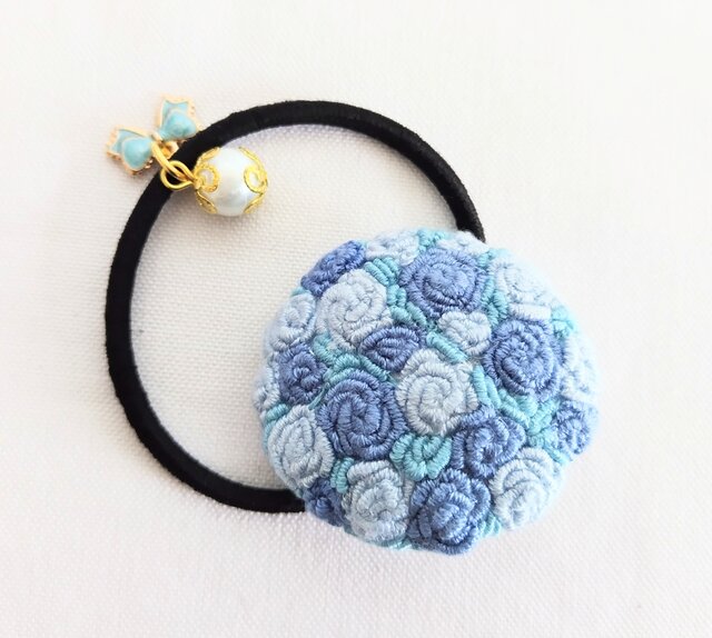 感謝の声続々！ ブルーのバラ刺繍のヘアゴム | iichi 日々の暮らしを心地よく ファッション雑貨
