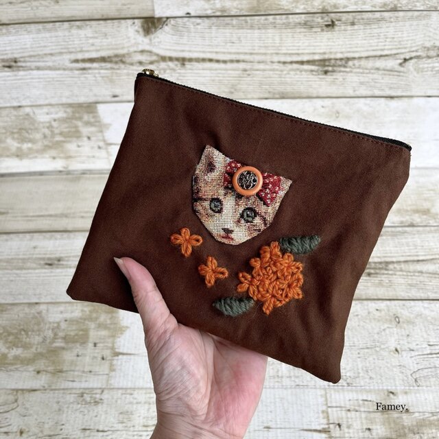 大人かわいい猫ちゃんと手刺繍金木犀のフラットポーチ 国産帆布