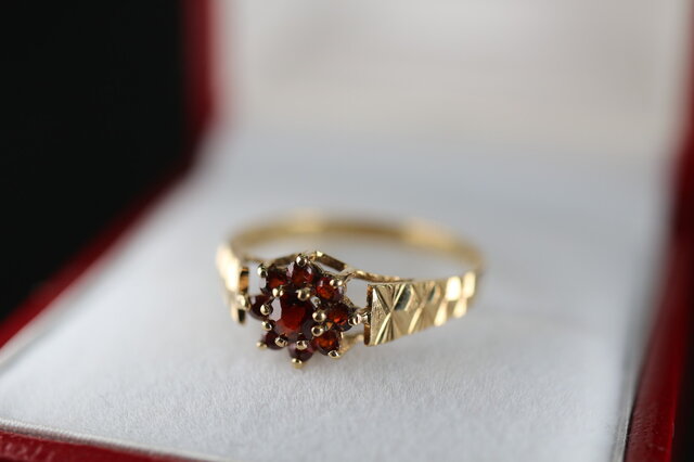 絶品 英国 ビンテージ レディース ゴールド 指輪 ガーネット 375 J137 傑作 ゴールド 英国 1987年 ビンテージ ガーネット ヴィンテージ 指輪