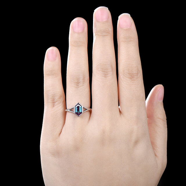 6月の誕生石 アレキサンドライトリング カラーチェンジストーン