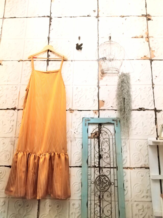 キャメルオレンジのストライプキャミソール