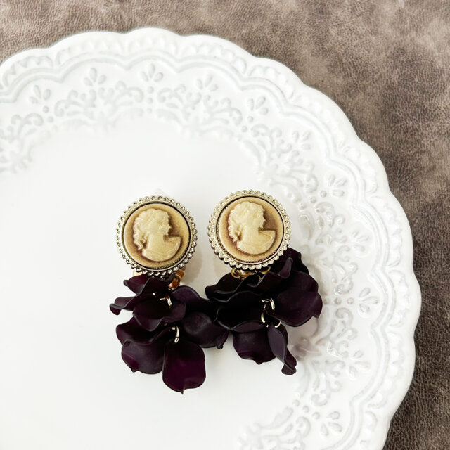 アンティーク感と花びらがたっぷりのカメオのピアス　イヤリング　ボタンアクセサリー ２WAY　大ぶり