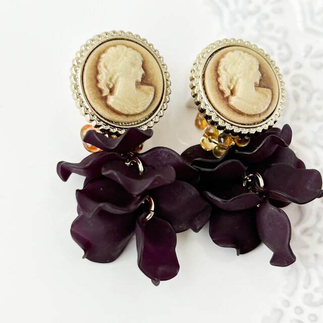 アンティーク感と花びらがたっぷりのカメオのピアス イヤリング ボタン